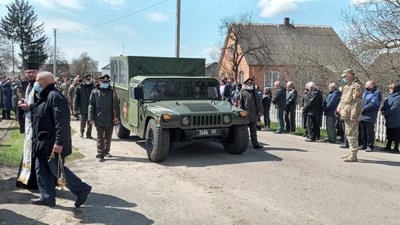 Попрощалися з волинським бійцем, який загинув на сході Попрощалися з волинським бійцем, який загинув на сході