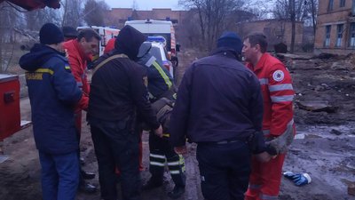 В Олександрії рятувальники дістали чоловіка з-під металевої конструкції В Олександрії рятувальники дістали чоловіка з-під металевої конструкції