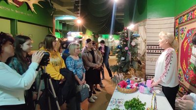 Про весільні обряди розповідає старша наукова співробітниця обласного краєзнавчого музею Людмила Бочарова Про весільні обряди розповідає старша наукова співробітниця обласного краєзнавчого музею Людмила Бочарова