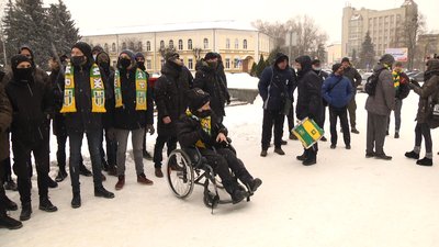 У Житомирі футбольні вболівальники прийшли під облраду – вимагали завершити реконструкцію стадіону