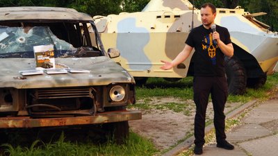 У Дніпрі журналіст презентував книгу про саморобні броньовики української армії та добробатів У Дніпрі журналіст презентував книгу про саморобні броньовики української армії та добробатів