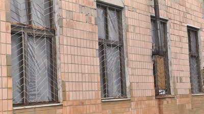 Місяць пісня ракетних ударів у Луцьку: в одному з пошкоджених будинків почали відновлювати дах Місяць пісня ракетних ударів у Луцьку: в одному з пошкоджених будинків почали відновлювати дах