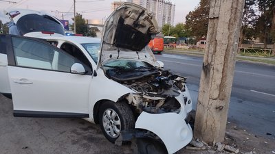В Одесі водій автівки врізався у стовп, двоє людей травмувалися