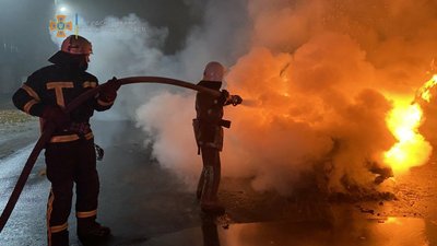 На Харківщині легковик зайнявся після зіткнення з пасажирським автобусом На Харківщині легковик зайнявся після зіткнення з пасажирським автобусом