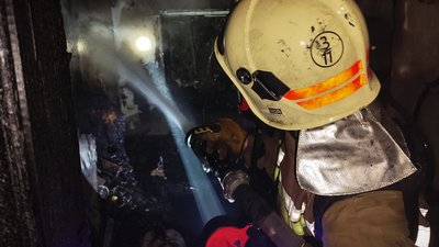 Рятувальник гасить пожежу