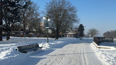 Набережну Південного Бугу засніжило