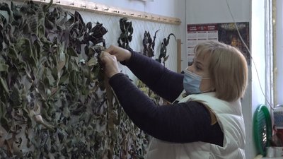 В Одесі волонтери сплели понад 300 маскувальних сіток для українських воїнів