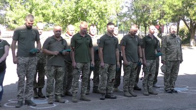 На Херсонщині встановили меморіальну дошку загиблій в зоні ООС сержантці Ірині Шевченко На Херсонщині встановили меморіальну дошку загиблій в зоні ООС сержантці Ірині Шевченко