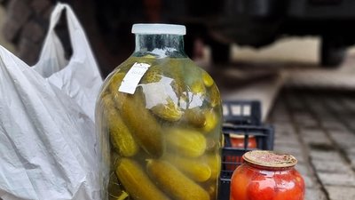 Рятувальники Дніпра розгорнули польову кухню й годують по 600 людей на день Рятувальники Дніпра розгорнули польову кухню й годують по 600 людей на день