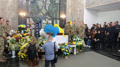 У Тернополі попрощалися з військовослужбовцем Віталієм Дерехом У Тернополі попрощалися з військовослужбовцем Віталієм Дерехом