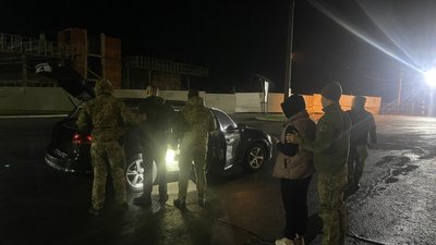 Намагалась вивезти 32-річного знайомого під ковдрою. Закарпатку підозрюють у переправленні чоловіка через кордон Намагалась вивезти 32-річного знайомого під ковдрою. Закарпатку підозрюють у переправленні чоловіка через кордон