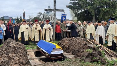 На Франківщині провели в останню путь бійця, керівника Галицького ПЛАСТу Петра Ткачівського На Франківщині провели в останню путь бійця, керівника Галицького ПЛАСТу Петра Ткачівського