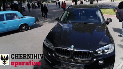 ДТП у центрі Чернігова: BMW збив пенсіонера на тротуарі ДТП у центрі Чернігова: BMW збив пенсіонера на тротуарі