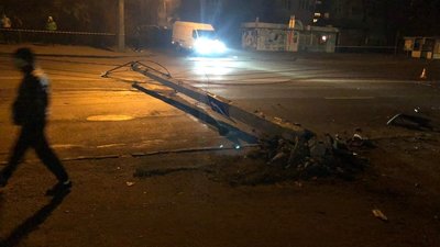На Прикарпатті за добу два водії врізалися в електроопори На Прикарпатті за добу два водії врізалися в електроопори