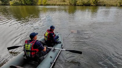 Рятувальники дістають з Південного Бугу тіло чоловіка