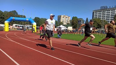 Учасники змагаються з легкої атлетики