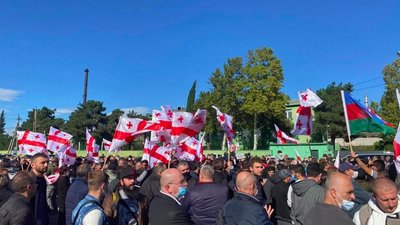 Затримання Саакашвілі: під будівлею в'язниці тисячі людей влаштували мітинг