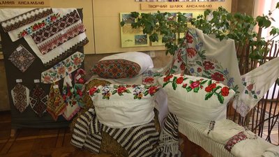 У Хмельницькому відкрилася виставка вишитого українського одягу
