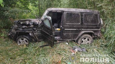 На Рівненщині позашляховик перелетів через відбійник, травмувався водій