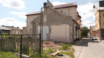 Калушанка скаржиться на сусіда, бо через будівельні роботи на суміжній ділянці підтоплює її житло Калушанка скаржиться на сусіда, бо через будівельні роботи на суміжній ділянці підтоплює її житло