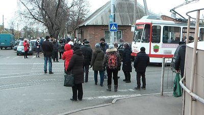 Перекрили рух транспорту. У Запоріжжі проти карантину протестували працівники ринку