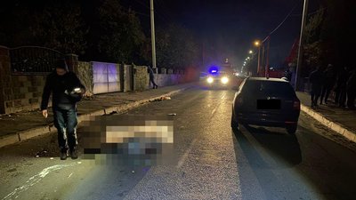 Вибіг на зустрічну: на Рівненщині легковик насмерть збив пішохода