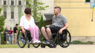 Евакуювалися з Бучі до Львова: пара з інвалідністю допомагає українцям Евакуювалися з Бучі до Львова: пара з інвалідністю допомагає українцям