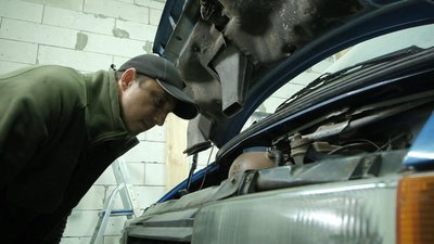 “Це війна, техніка горить, знищується ворогом": як вінницькі волонтери ремонтують для бійців автівки “Це війна, техніка горить, знищується ворогом": як вінницькі волонтери ремонтують для бійців автівки