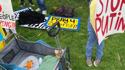 "Сьогодні ми всі українці". У Лос-Анджелесі сотні людей вийшли на мітинг підтримки України