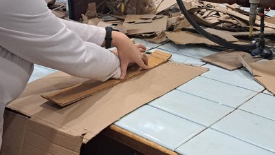 Студенти житомирського університету виготовляють окопні свічки для оборонців Студенти житомирського університету виготовляють окопні свічки для оборонців