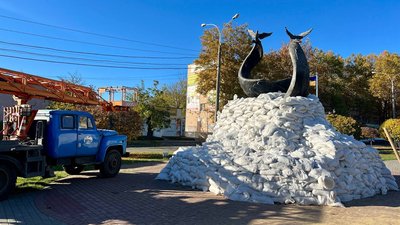 Миколаївські комунальники закладають мішками з піском пам'ятник Героям Небесної Сотні Миколаївські комунальники закладають мішками з піском пам'ятник Героям Небесної Сотні