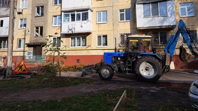 Благоустрій у Житомирі: котлован біля будинку на майдані Згоди засипали Благоустрій у Житомирі: котлован біля будинку на майдані Згоди засипали