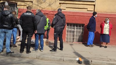 В Одесі біля школи знайшли тіло пенсіонерки. Поліція заявила про насильницьку смерть В Одесі біля школи знайшли тіло пенсіонерки. Поліція заявила про насильницьку смерть