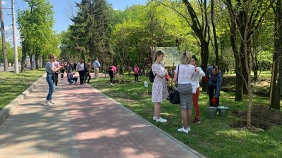 В Тернополі висадили алею присвячену містам-героям В Тернополі висадили алею присвячену містам-героям