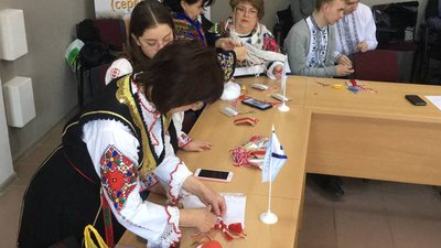 Мартениці для бійців: у Тернополі студенти-історики виготовили болгарські обереги Мартениці для бійців: у Тернополі студенти-історики виготовили болгарські обереги
