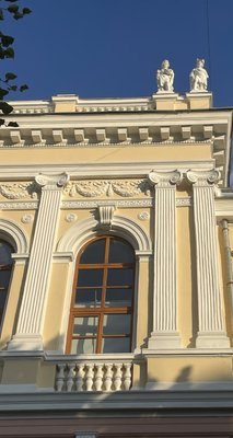 Пілястри на фасаді в Чернівцях Пілястри на фасаді в Чернівцях