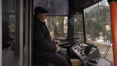 В Івано-Франківську провели на пенсію найстаршого водія тролейбуса
