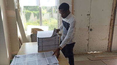 Житель Конго, який нині живе в Олександрії вакцинувався від COVID з другої спроби. Чому відмовляли Житель Конго, який нині живе в Олександрії вакцинувався від COVID з другої спроби. Чому відмовляли