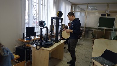 Вчать моделюванню і розвивають технічні навички: до Сум приїжджала мобільна майстерня «TOLOCAR» Вчать моделюванню і розвивають технічні навички: до Сум приїжджала мобільна майстерня «TOLOCAR»