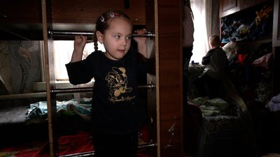 12 дітей у будинку на 50 квадратних метрів: як живе багатодітна родина на прикордонні Чернігівщини 12 дітей у будинку на 50 квадратних метрів: як живе багатодітна родина на прикордонні Чернігівщини