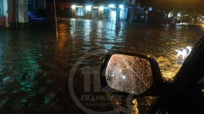 У Франківську вирує негода: затоплені вулиці, будинки без світла У Франківську вирує негода: затоплені вулиці, будинки без світла