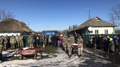 На прощанні зібралося з пів сотні людей На прощанні зібралося з пів сотні людей