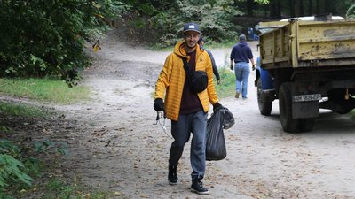 "World cleanup day" – у Житомирі зібрали понад 100 кілограмів сміття