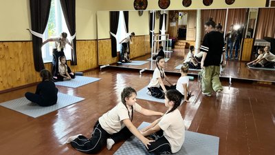 Діти займаються танцями в сільському клубі в Луковиці