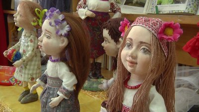 "Ляльковий світ". У херсонській бібліотеці відкрилась виставка місцевої майстрині