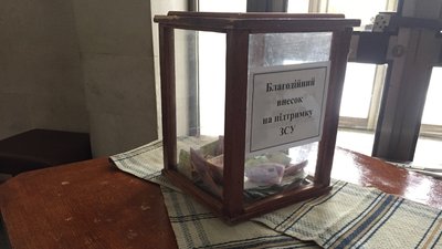 Під звуки сирени в Черкасах відкрили виставку графіки Миколи Теліженка