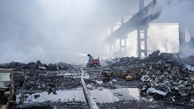У Тернополі рятувальники гасили пожежу за допомогою робота У Тернополі рятувальники гасили пожежу за допомогою робота
