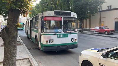 "Не втрималась й впала": у хмельницькому тролейбусі травмувалась пенсіонерка