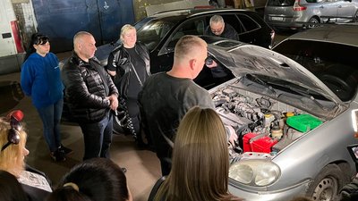 Зможуть працювати на СТО чи розпочати свою справу: жінок на Дніпропетровщині навчають автодіагностиці Зможуть працювати на СТО чи розпочати свою справу: жінок на Дніпропетровщині навчають автодіагностиці