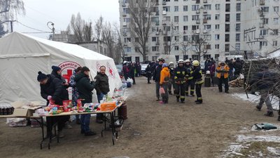 "Люди посміхаються, дякують. Наші люди непереможні": у Дніпрі майже добу розбирають завали на місці влучання ракети "Люди посміхаються, дякують. Наші люди непереможні": у Дніпрі майже добу розбирають завали на місці влучання ракети